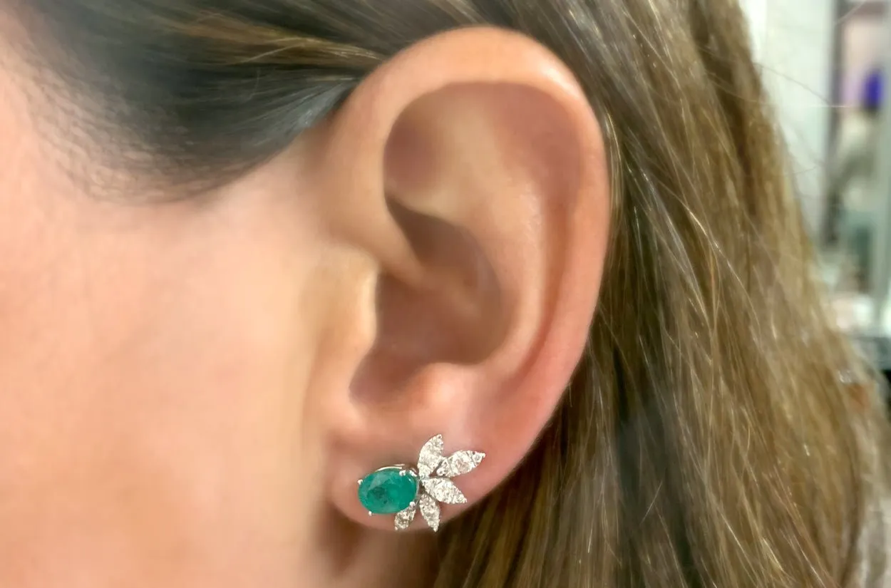 Earrings 18kt White Gold Oval Emerald & Diamonds Flowers